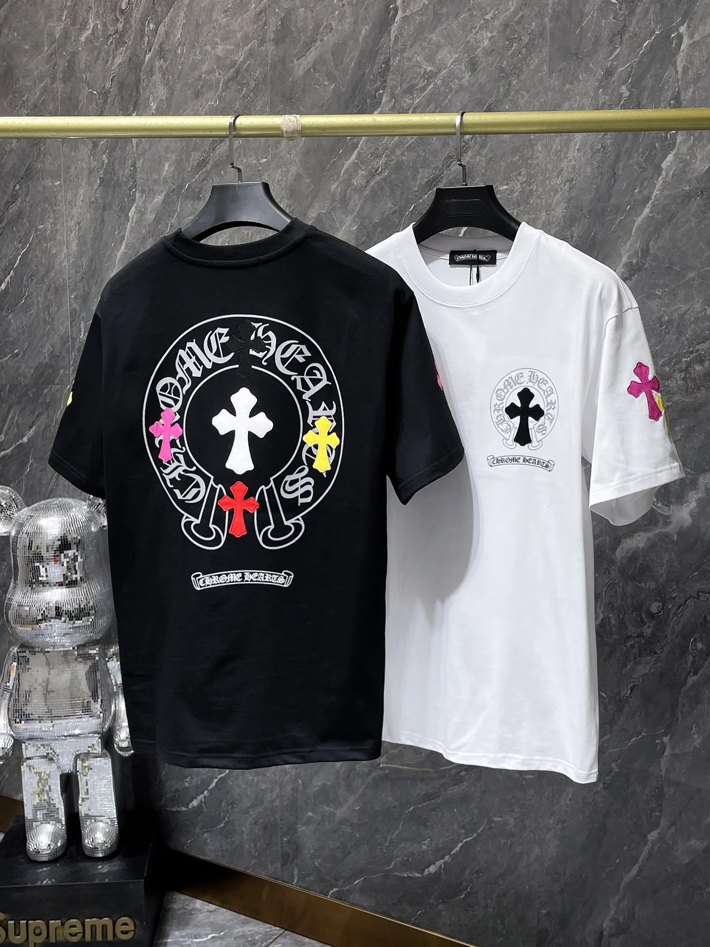 P160 New Chrome Hearts 25ss for summer. High-weight, environmentally friendly and high-quality top-quality fabric. 260g~270g. Chrome colored cross and leather Sanskrit horseshoe short sleeves. Counter synchronization. 1:1 replica version. Recommended colors: white, black.